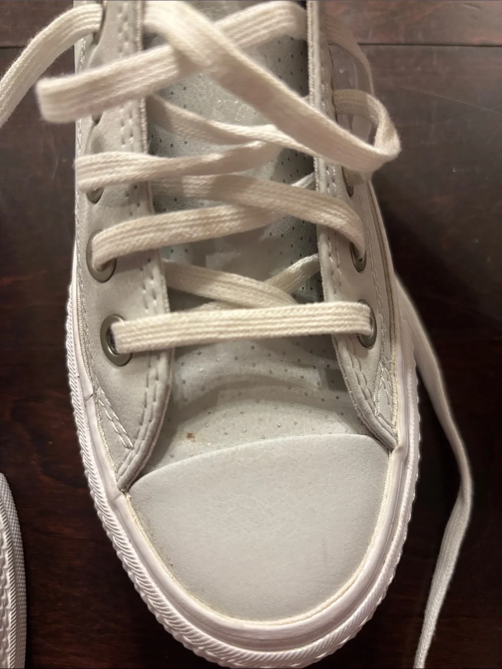 Women’s Converse Low Top Sneakers in Light Gray